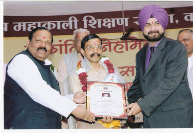 Navjyot Singh Siddhu-MP-Felicitating Dr Ashish-2011